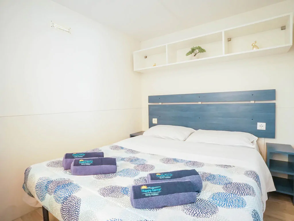 camping-bella-italia-sardinia-happy-easy-interior-bedroom-double-bed
