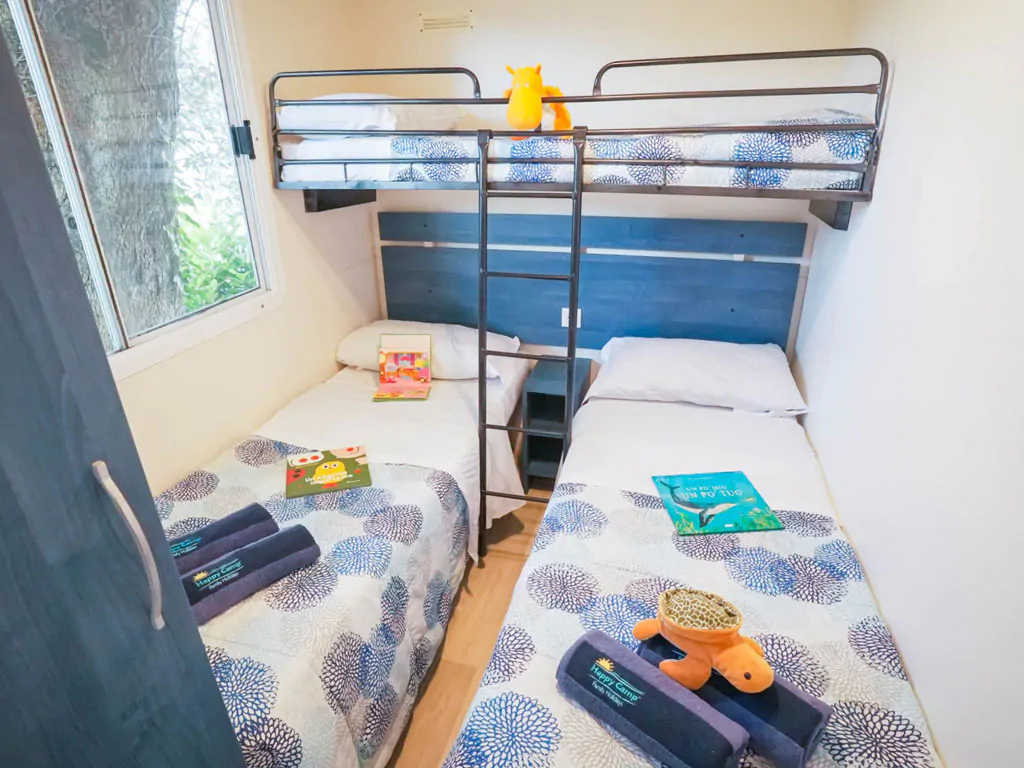 camping-bella-italia-sardinia-happy-easy-interior-bedroom-single-beds