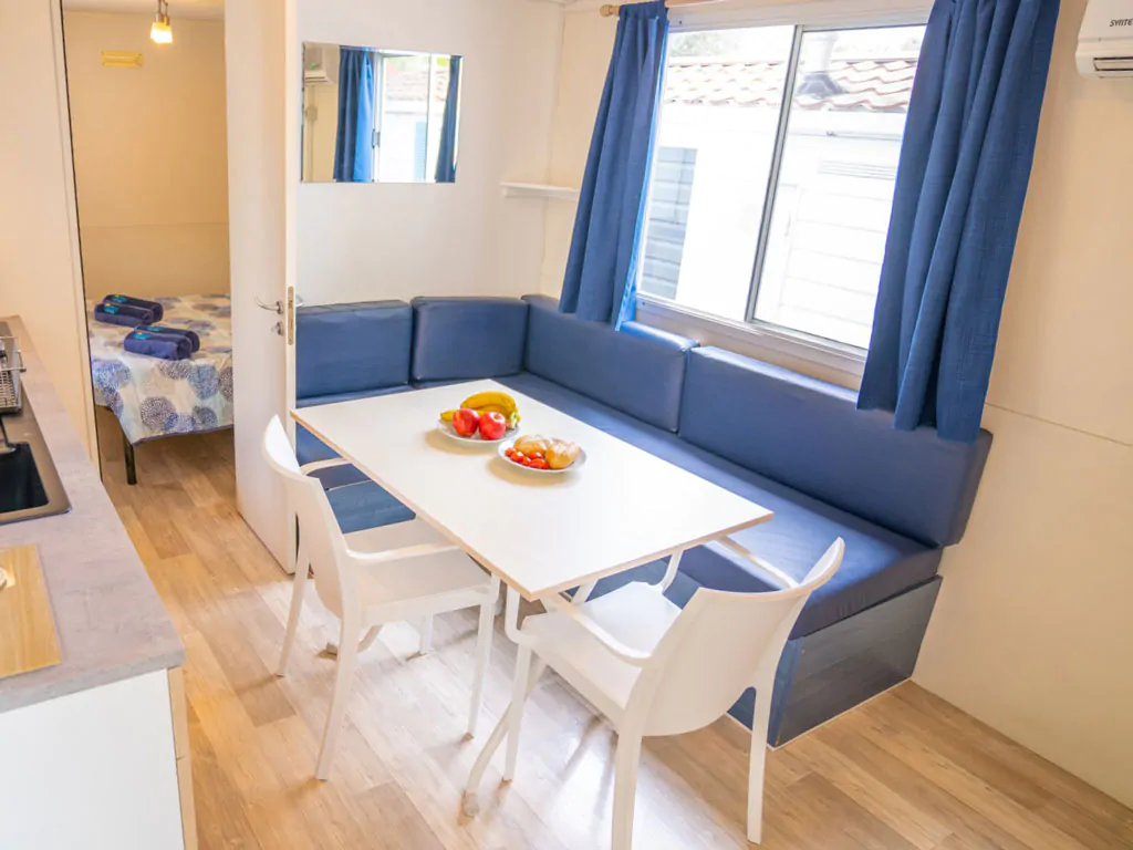 camping-bella-italia-sardinia-happy-easy-interior-dining-area