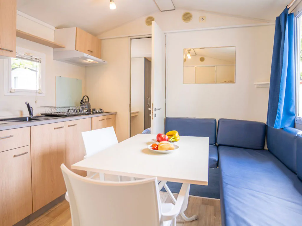 camping-bella-italia-sardinia-happy-easy-interior-kitchen-and-dining-area
