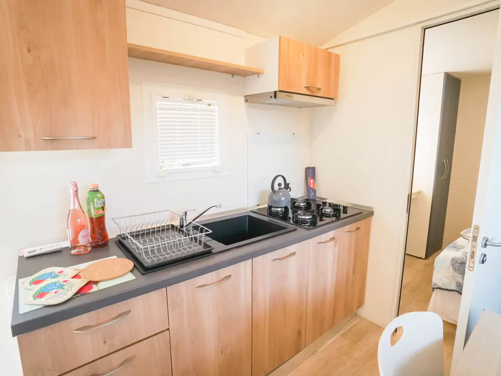 camping-bella-italia-sardinia-happy-easy-interior-kitchen