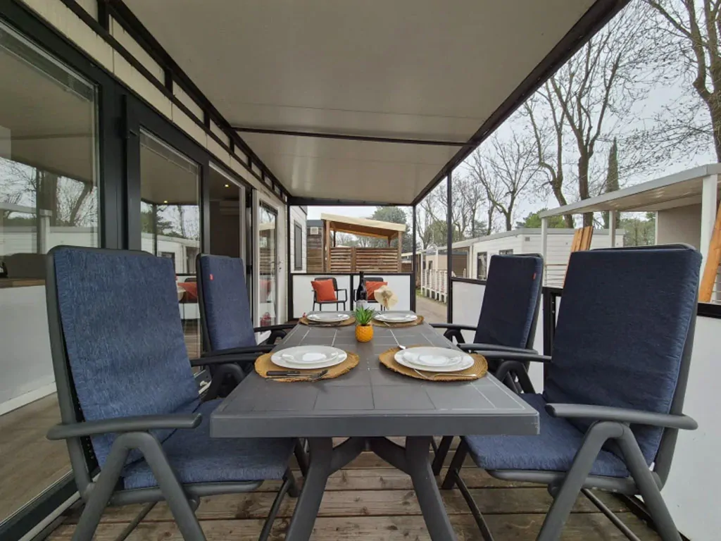 camping-bella-italia-sardinia-mobile-home-mare-family-exterior-terrace-table-view