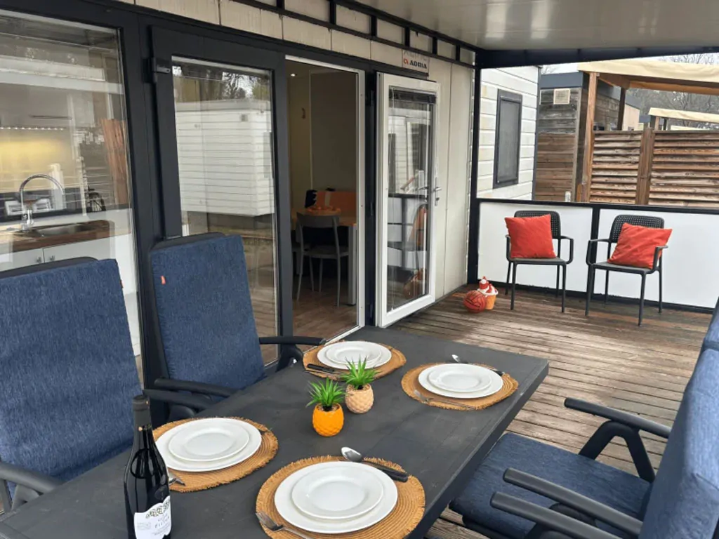 camping-bella-italia-sardinia-mobile-home-mare-family-exterior-terrace-table