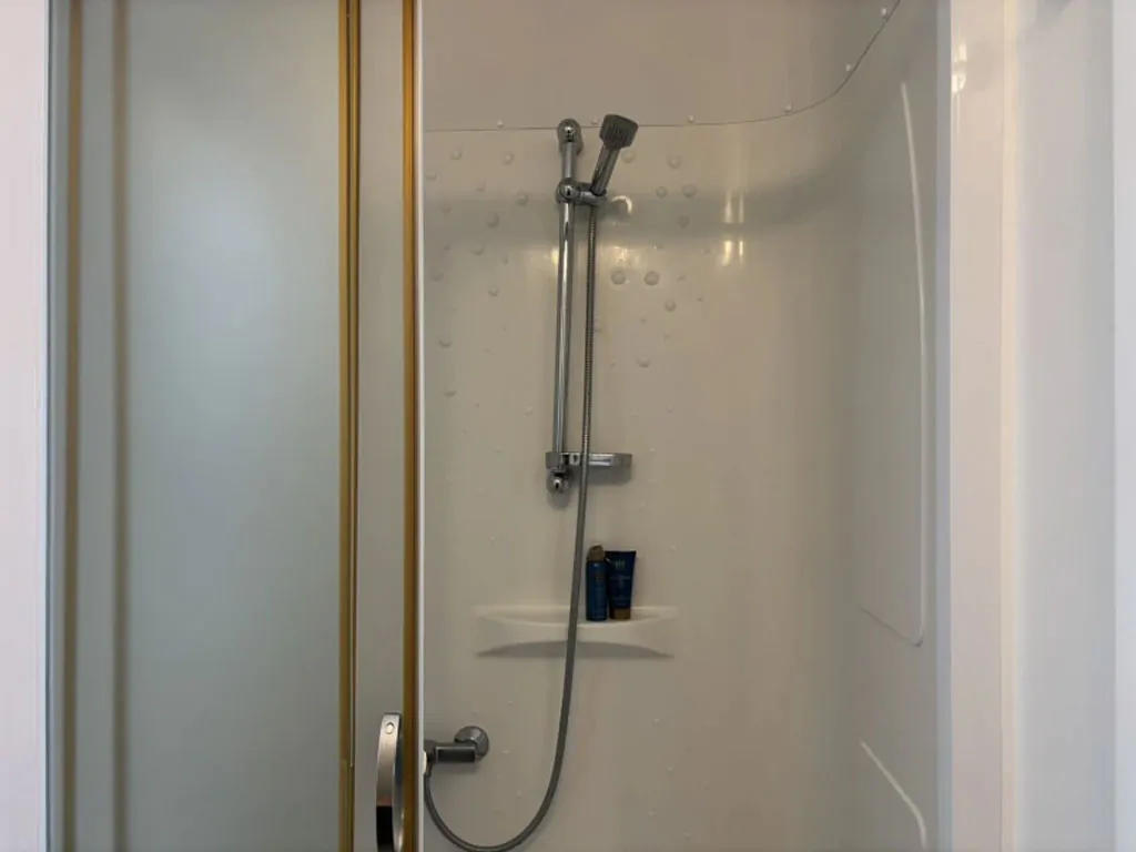 camping-bella-italia-sardinia-mobile-home-mare-family-interior-bathroom-shower
