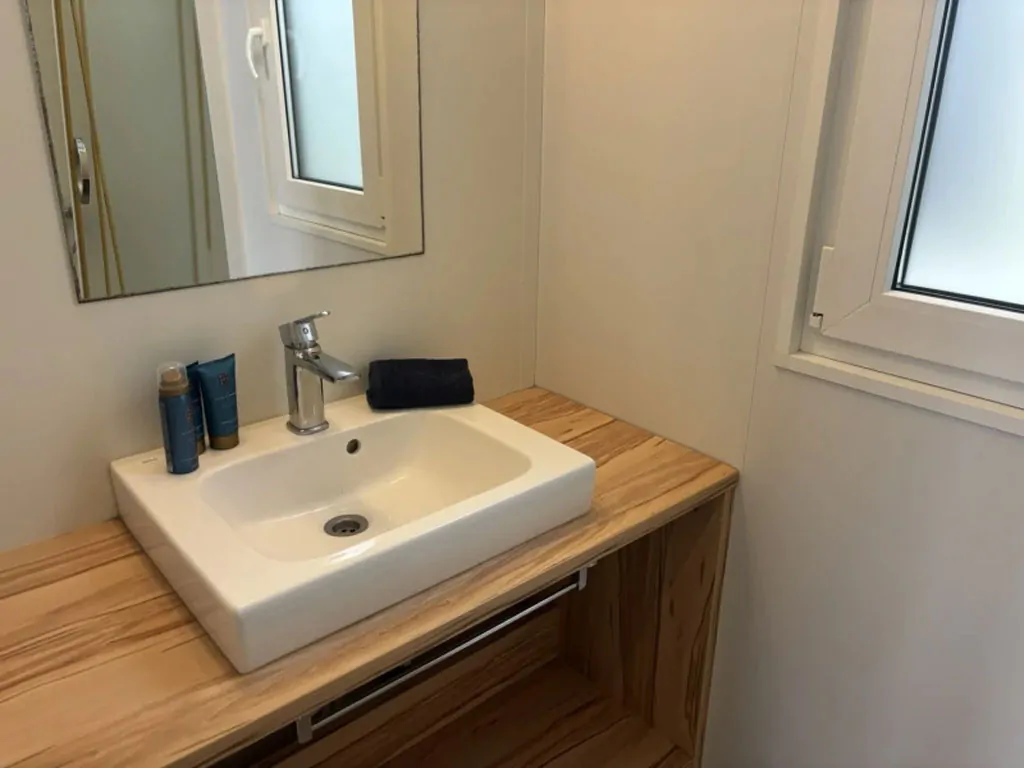 camping-bella-italia-sardinia-mobile-home-mare-family-interior-bathroom-sink