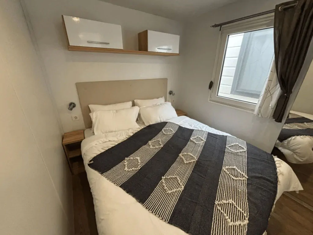 camping-bella-italia-sardinia-mobile-home-mare-family-interior-bedroom-double-bed-view