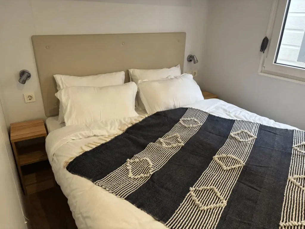 camping-bella-italia-sardinia-mobile-home-mare-family-interior-bedroom-double-bed