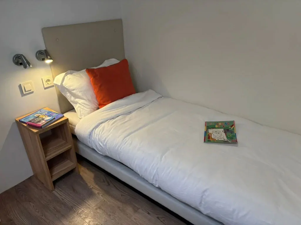camping-bella-italia-sardinia-mobile-home-mare-family-interior-bedroom-single-bed