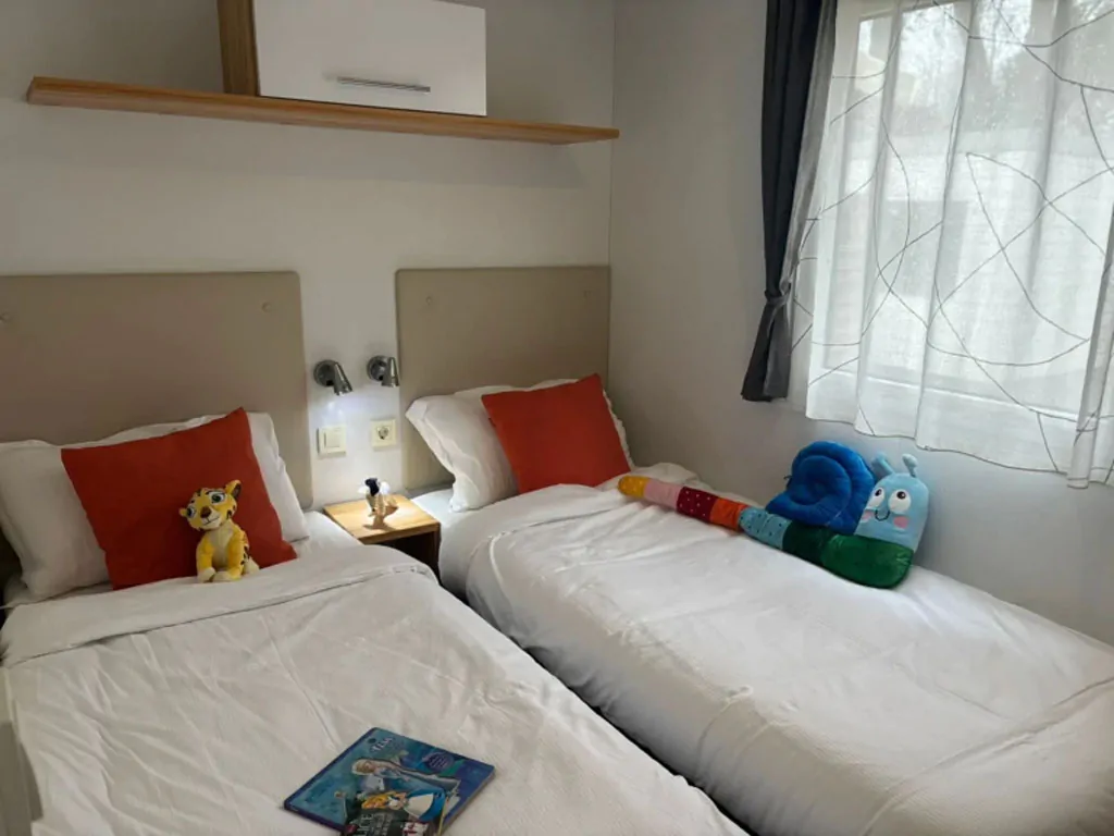 camping-bella-italia-sardinia-mobile-home-mare-family-interior-bedroom-single-beds