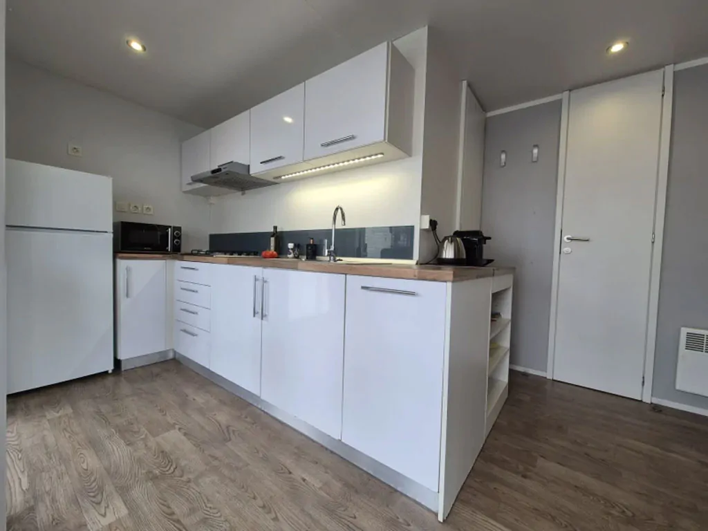 camping-bella-italia-sardinia-mobile-home-mare-family-interior-kitchen-area