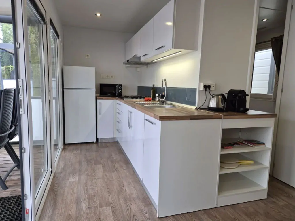 camping-bella-italia-sardinia-mobile-home-mare-family-interior-kitchen-view