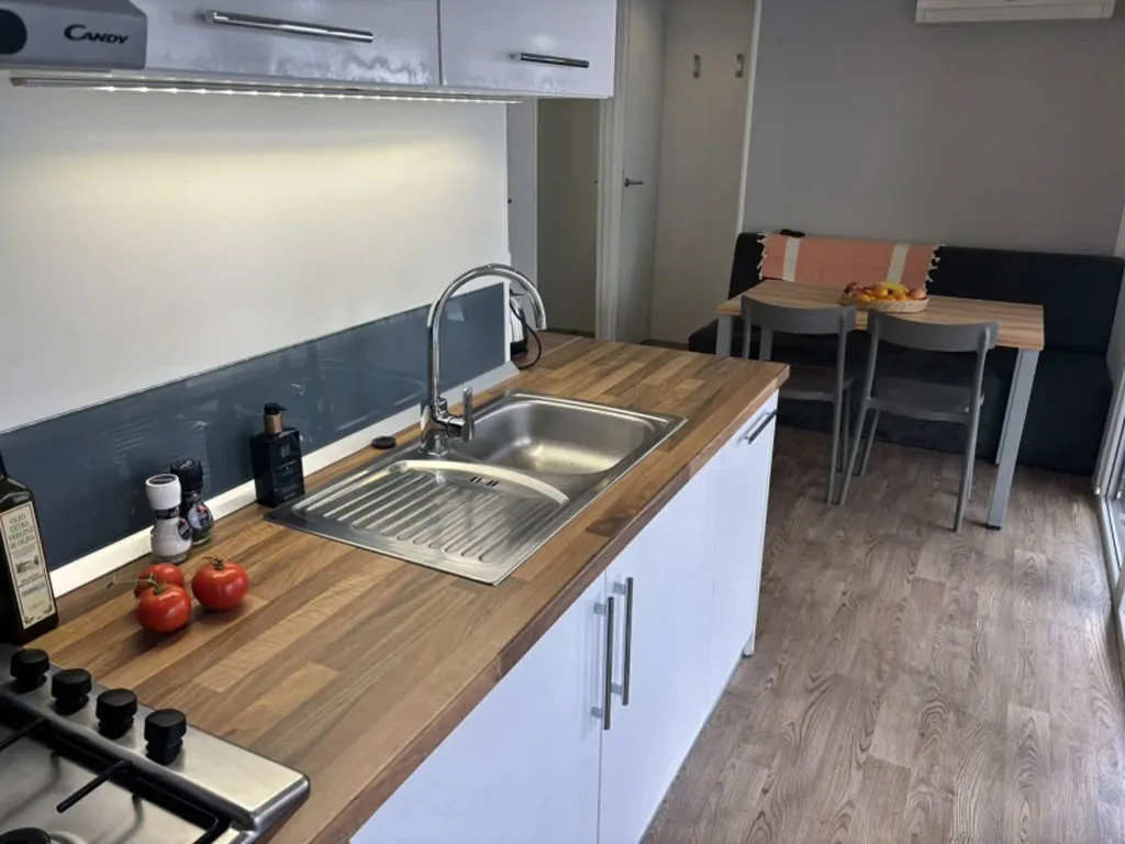 camping-bella-italia-sardinia-mobile-home-mare-family-interior-kitchen