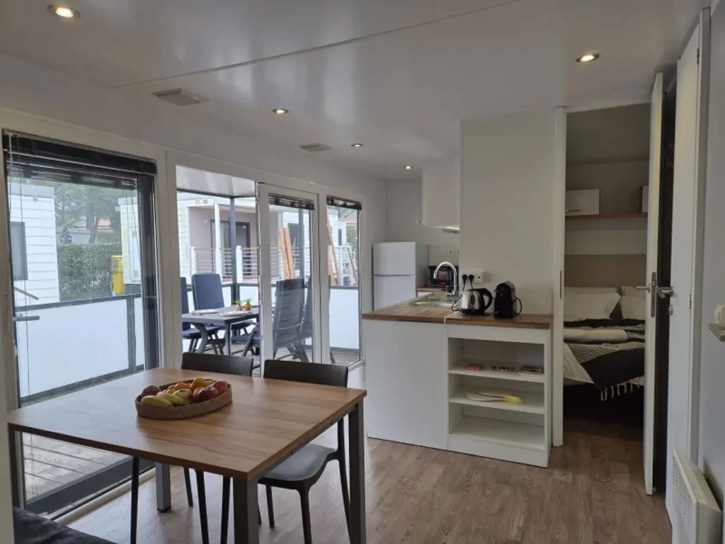 camping-bella-italia-sardinia-mobile-home-mare-family-interior-living-area-and-kitchen