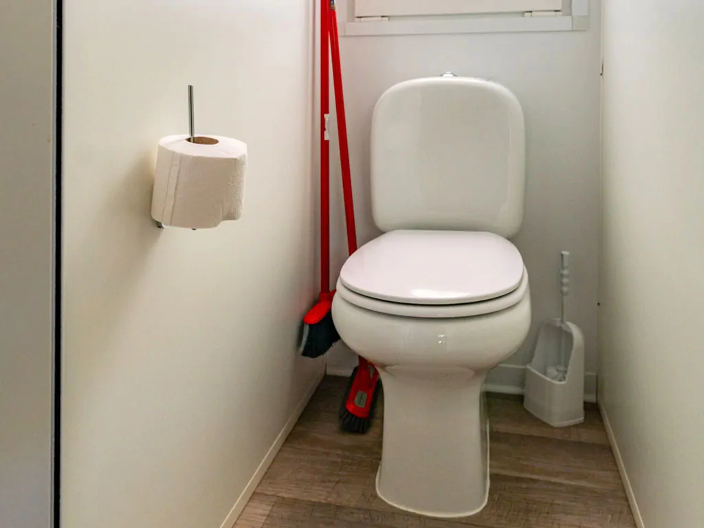 camping-bella-italia-sardinia-mobile-home-premium-interior-bathroom
