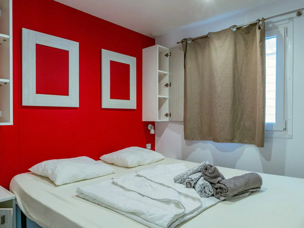 camping-bella-italia-sardinia-mobile-home-premium-interior-bedroom-double-bed-view