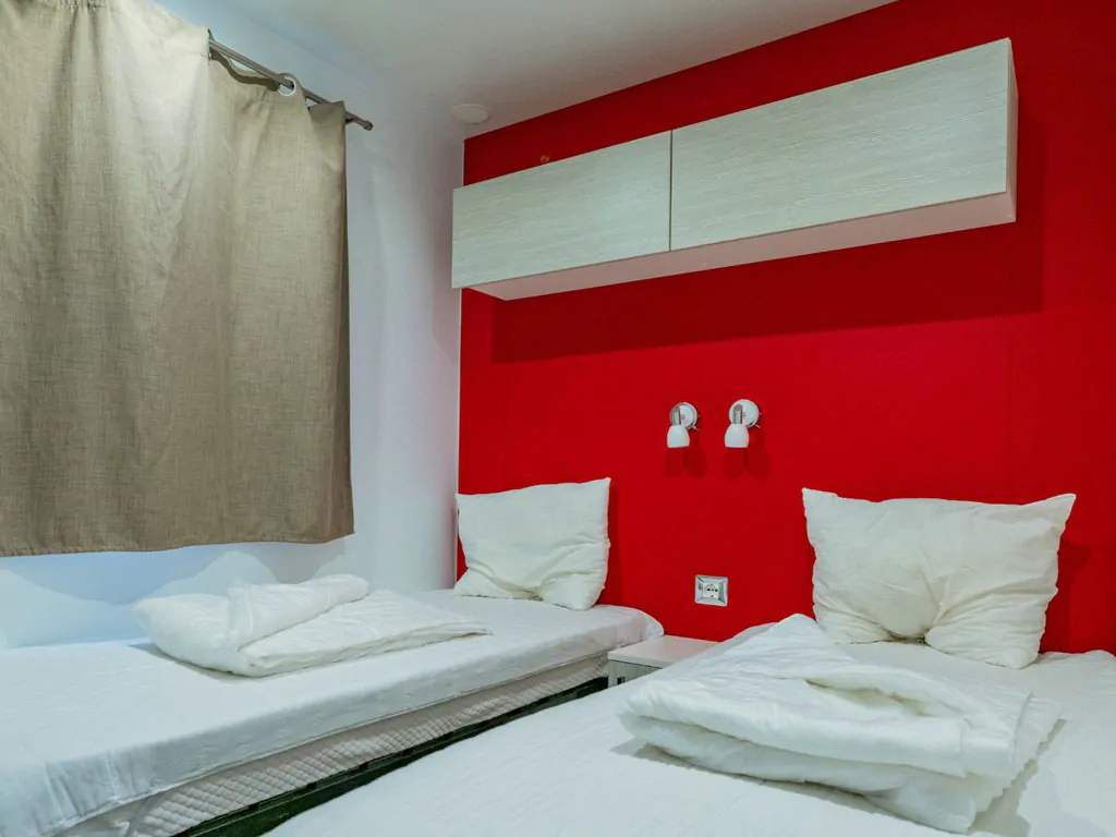 camping-bella-italia-sardinia-mobile-home-premium-interior-bedroom-single-beds