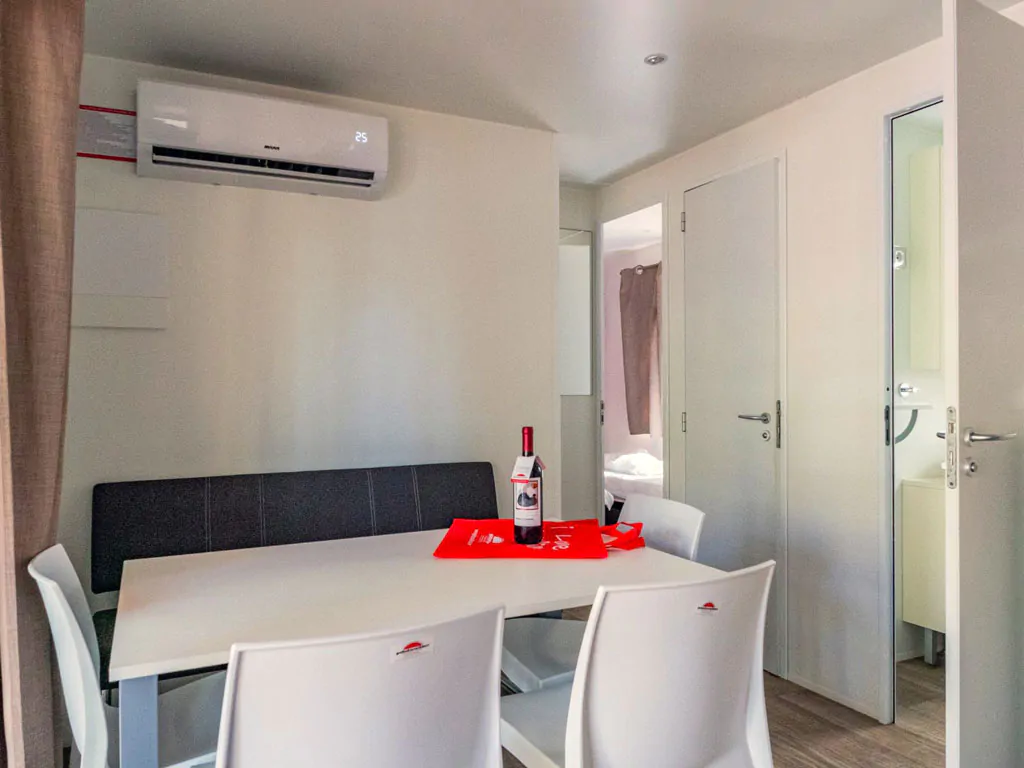 camping-bella-italia-sardinia-mobile-home-premium-interior-dining-room