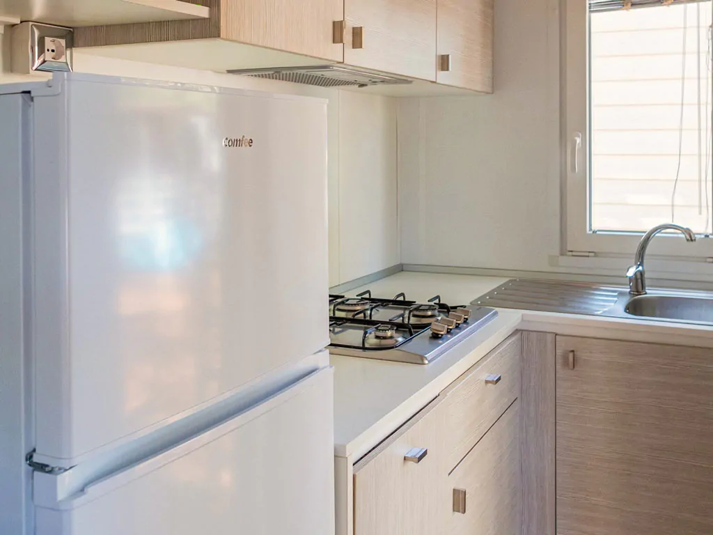 camping-bella-italia-sardinia-mobile-home-premium-interior-kitchen-view