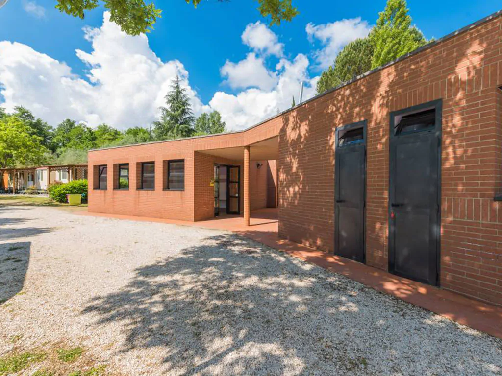 camping-village-il-poggetto-exterior-bathroom