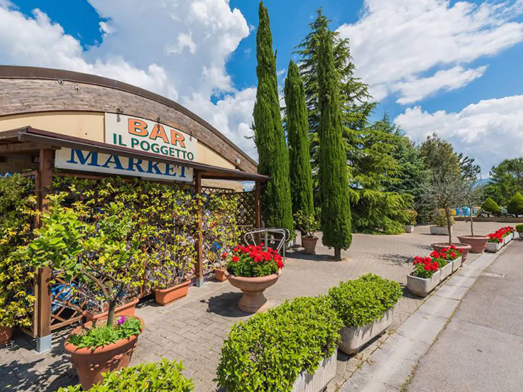 camping-village-il-poggetto-exterior-market