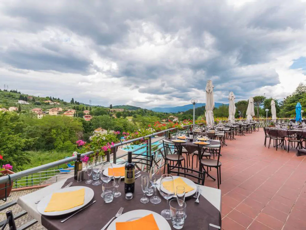 camping-village-il-poggetto-exterior-restaurant-terrace