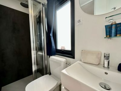campsite-park-umag-mobile-home-estivo-premium-deluxe-interior-bathroom