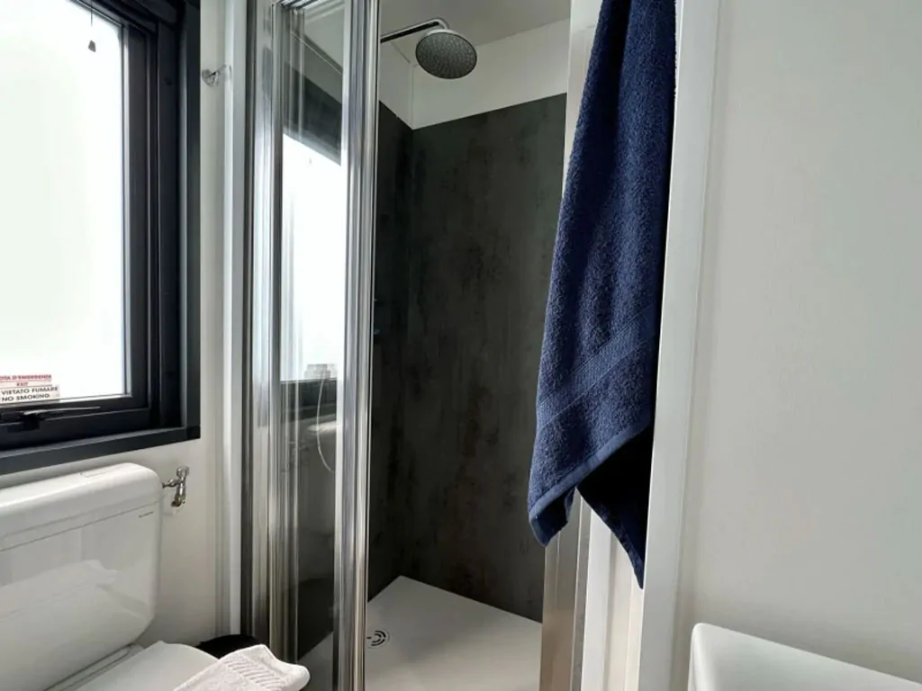 campsite-park-umag-mobile-home-estivo-premium-deluxe-interior-bathroom-shower