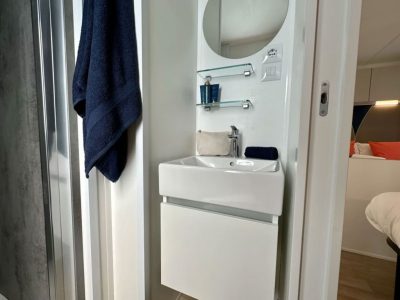 campsite-park-umag-mobile-home-estivo-premium-deluxe-interior-bathroom-sink