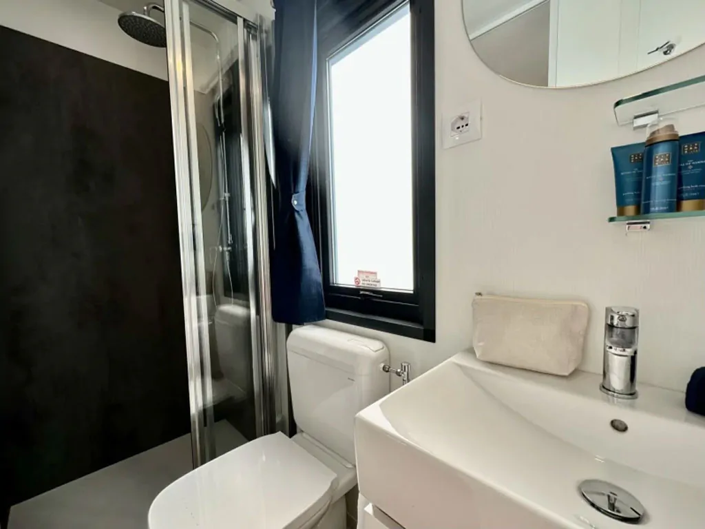 campsite-park-umag-mobile-home-estivo-premium-deluxe-interior-bathroom