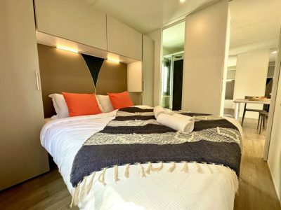 campsite-park-umag-mobile-home-estivo-premium-deluxe-interior-bedroom-double-bed-view