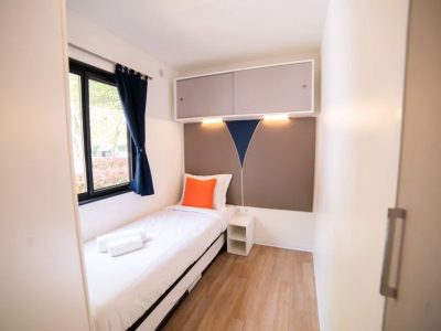 campsite-park-umag-mobile-home-estivo-premium-deluxe-interior-bedroom-single-beds