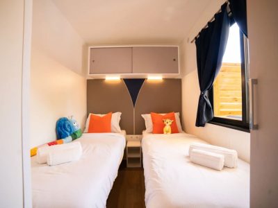 campsite-park-umag-mobile-home-estivo-premium-deluxe-interior-bedroom-single-beds-view