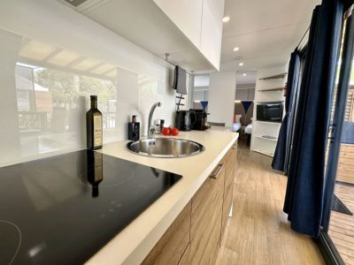 campsite-park-umag-mobile-home-estivo-premium-deluxe-interior-kitchen