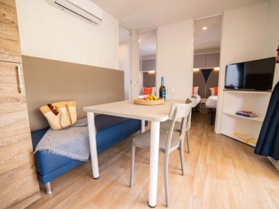 campsite-park-umag-mobile-home-estivo-premium-deluxe-interior-kitchen-dinig-area