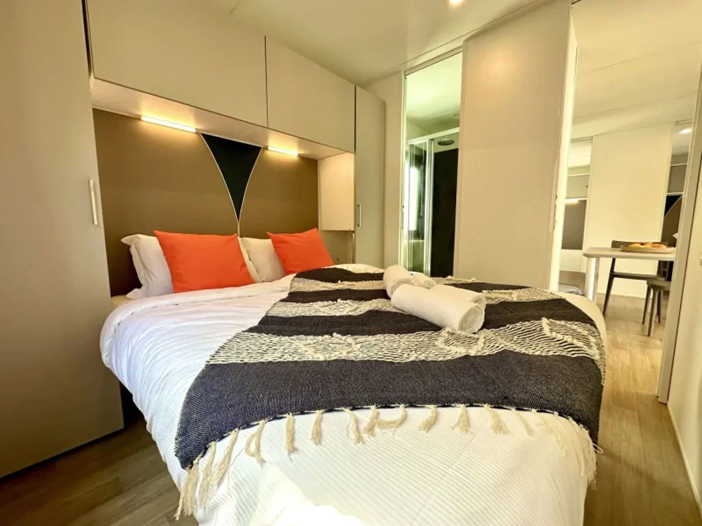eden-village-lago-maggiore-mobile-home-estivo-premium-deluxe-dog-interior-bedroom-double-bed-view