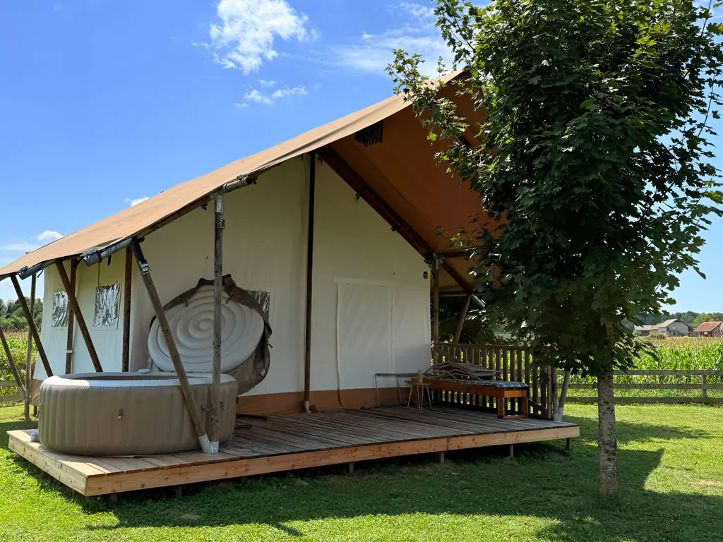 kolpa-resort-glaming-amber-premium-exterior-glamping-view
