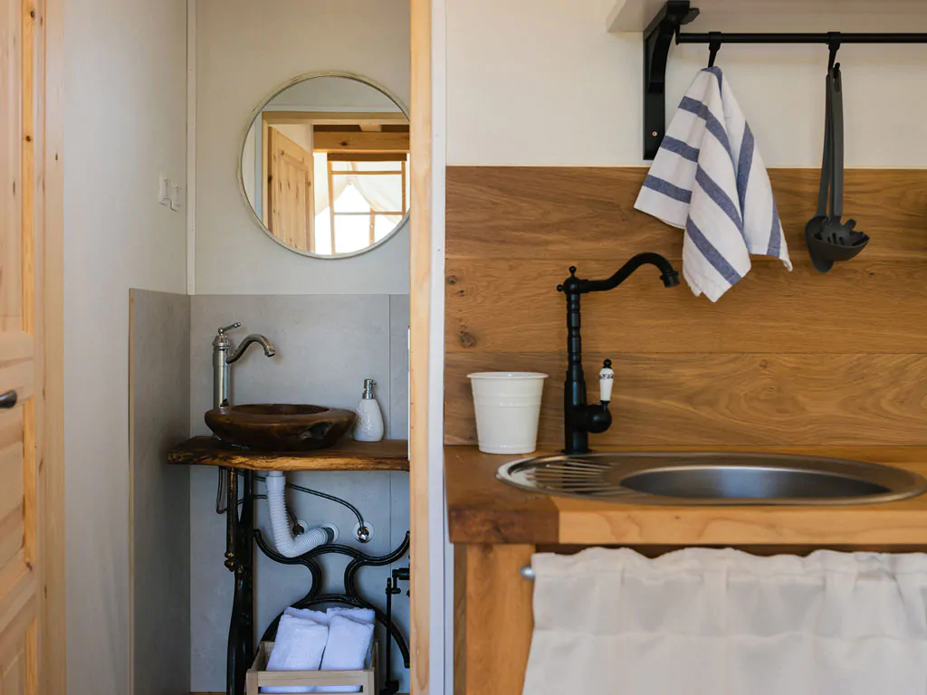 kolpa-resort-glaming-amber-premium-interior-bathroom-sink-view