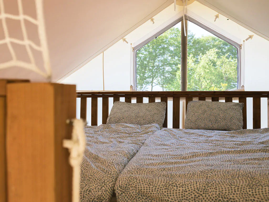 kolpa-resort-glaming-amber-premium-interior-bedroom-double-bed-view