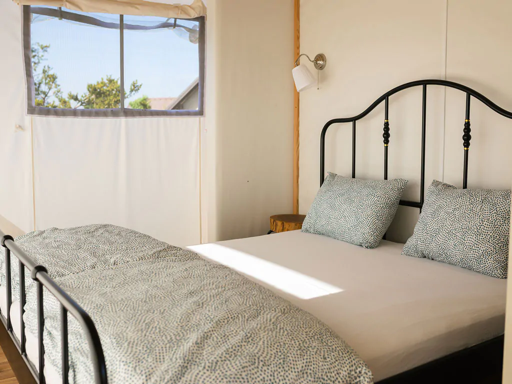 kolpa-resort-glaming-amber-premium-interior-bedroom-double-bed