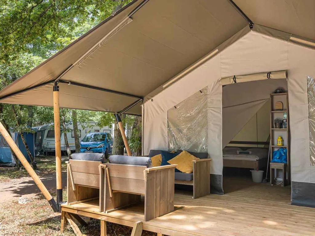 camping-aminess-maravea-safaritent-comfort-airco-exterior-terrace