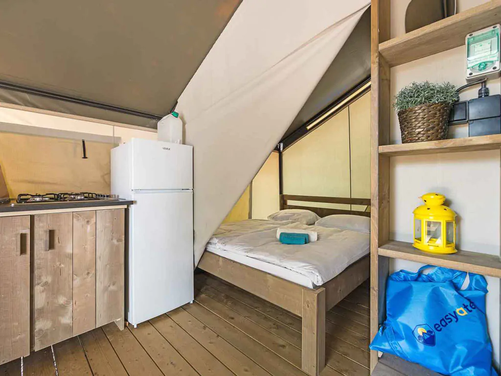 camping-aminess-maravea-safaritent-comfort-airco-interior-bedroom