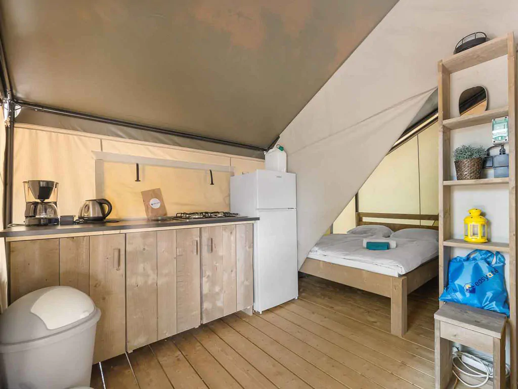 camping-aminess-maravea-safaritent-comfort-airco-interior-kitchen