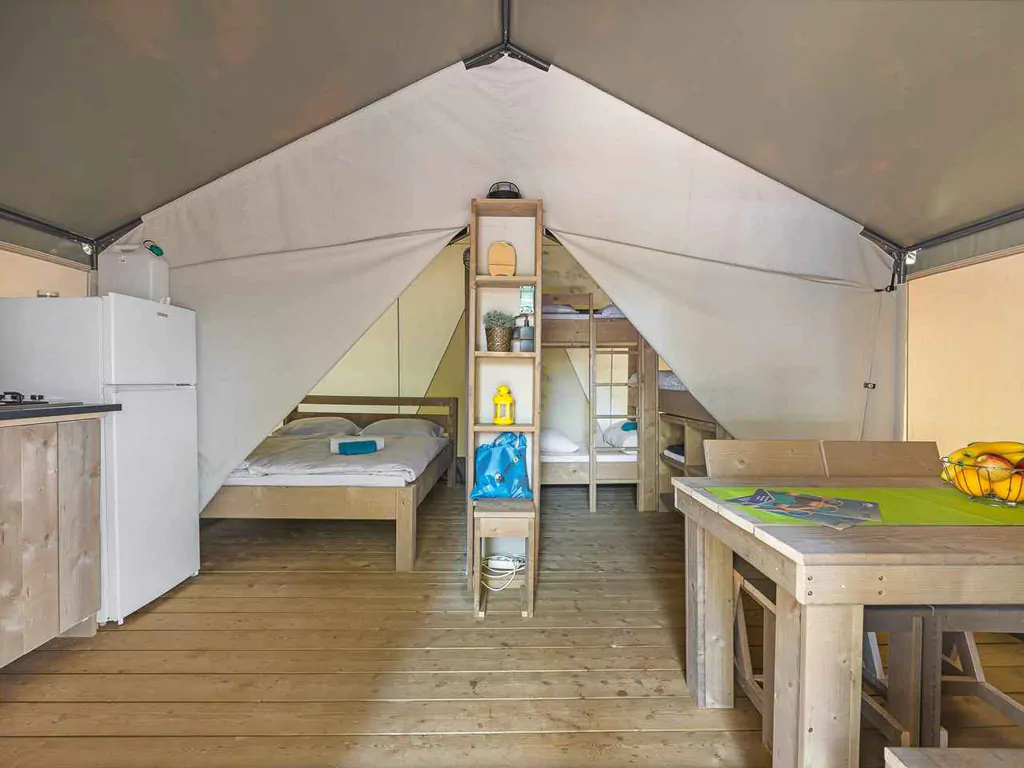 camping-aminess-maravea-safaritent-comfort-airco-interior-livingroom