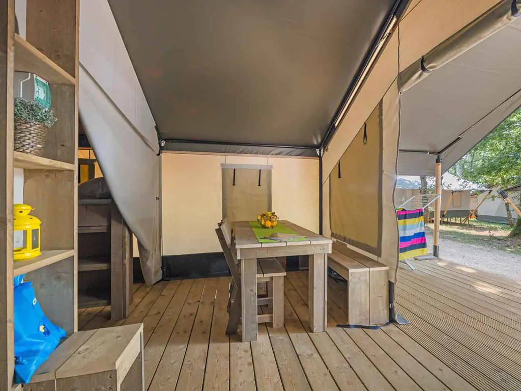 camping-aminess-maravea-safaritent-comfort-airco-interior-table