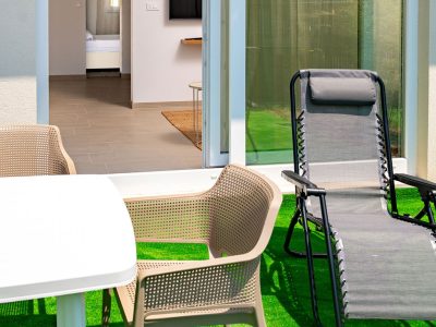 camping-arti-homes-rab-mobile-home-arti-studio-four-exterior-garden-chair