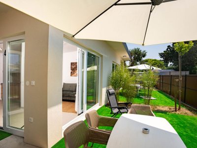 camping-arti-homes-rab-mobile-home-arti-studio-four-exterior-garden-view
