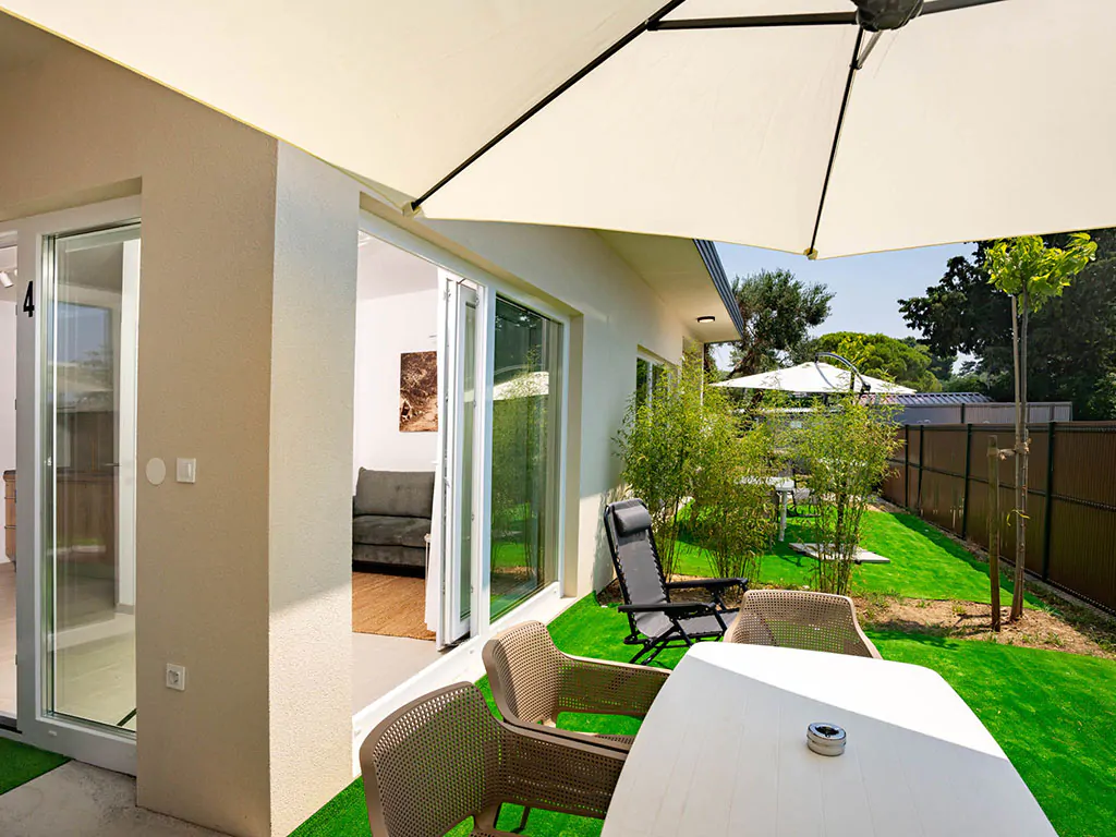 camping-arti-homes-rab-mobile-home-arti-studio-four-exterior-garden-view