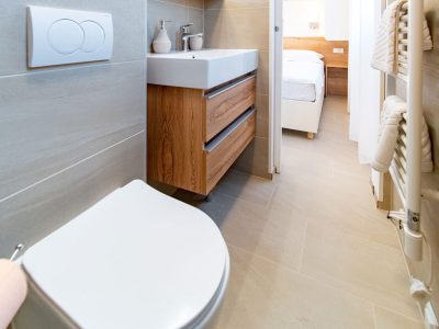 camping-arti-homes-rab-mobile-home-arti-studio-four-interior-bathroom-view