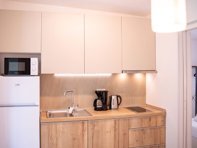 camping-arti-homes-rab-mobile-home-arti-studio-four-interior-kitchen-set