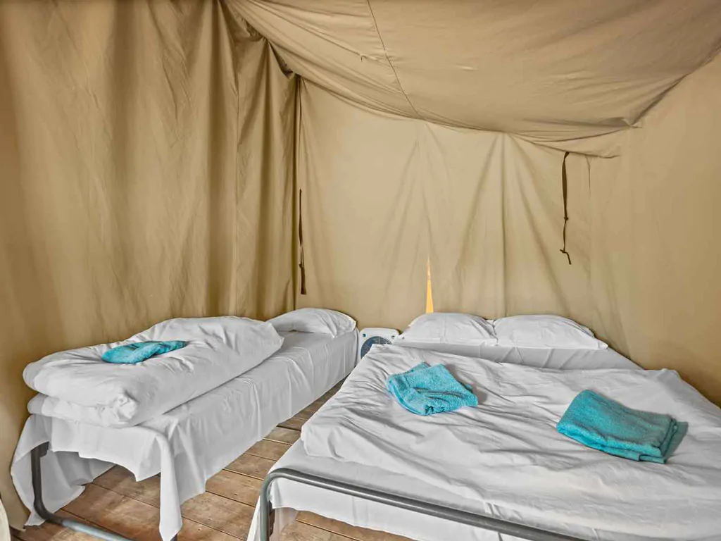 camping-lanterna-safari-tent-harmony-interior-bedroom